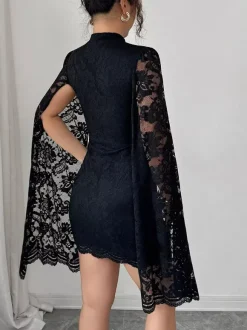 Robe moulante mini en dentelle florale à manches cape et col montant pour femme 2026