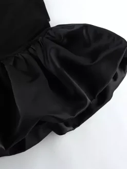 Robe moulante mini à épaules dénudées ourlet bouffant et froncée manches longues collection femme 2026