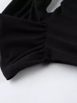 Robe moulante mini à épaules dénudées ourlet bouffant et froncée manches longues collection femme 2026