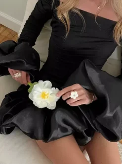Robe moulante mini à épaules dénudées ourlet bouffant et froncée manches longues collection femme 2026