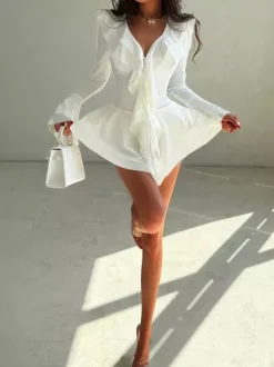 Robe noire chic à bretelles courtes volants manches longues col en V et manches évasées idéale pour un rendez-vous galant.