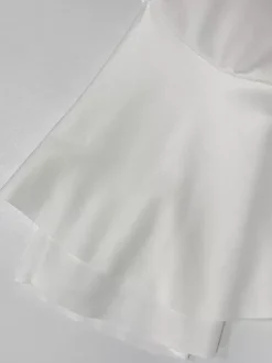 Robe noire chic à bretelles courtes volants manches longues col en V et manches évasées idéale pour un rendez-vous galant.