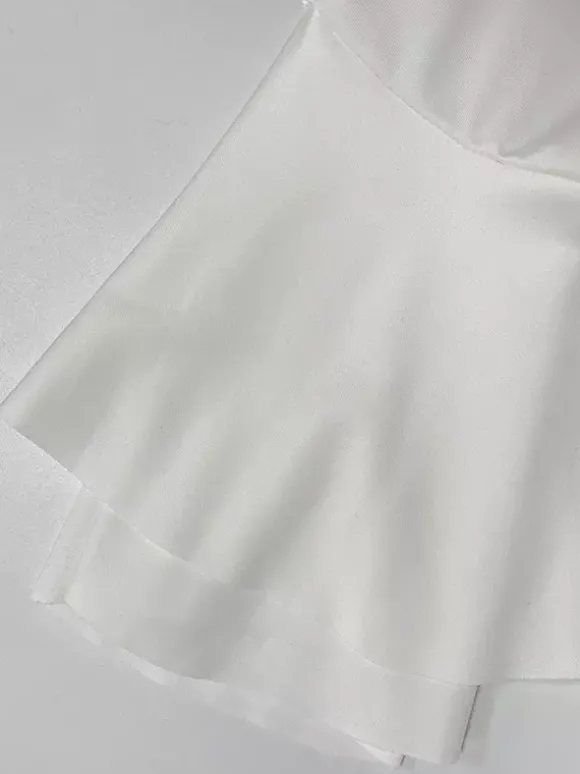 Robe noire chic à bretelles courtes volants manches longues col en V et manches évasées idéale pour un rendez-vous galant.