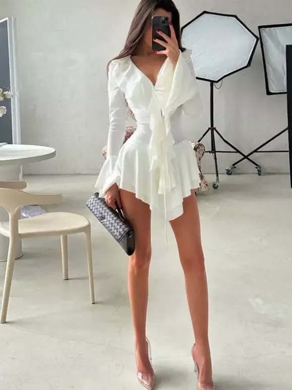 Robe noire chic à bretelles courtes volants manches longues col en V et manches évasées idéale pour un rendez-vous galant.