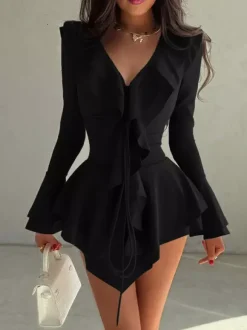 Robe noire chic à bretelles courtes volants manches longues col en V et manches évasées idéale pour un rendez-vous galant.