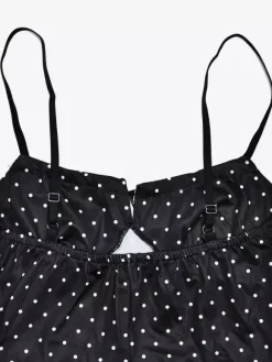 Robe noire cintrée et élégante à pois parfaite pour les sorties décontractées.