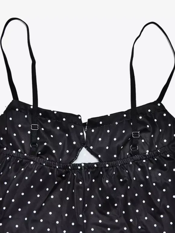 Robe noire cintrée et élégante à pois parfaite pour les sorties décontractées.