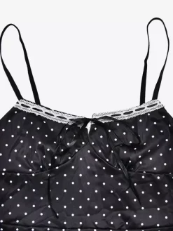 Robe noire cintrée et élégante à pois parfaite pour les sorties décontractées.