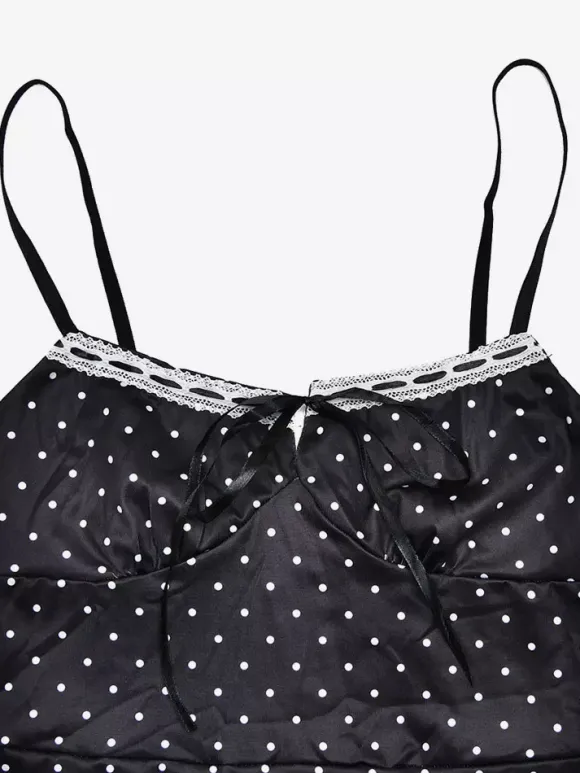 Robe noire cintrée et élégante à pois parfaite pour les sorties décontractées.