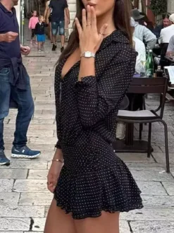 Robe noire décontractée mini plissée à manches longues et col en V pour une soirée en amoureux