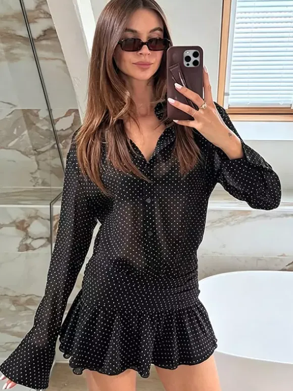 Robe noire décontractée mini plissée à manches longues et col en V pour une soirée en amoureux