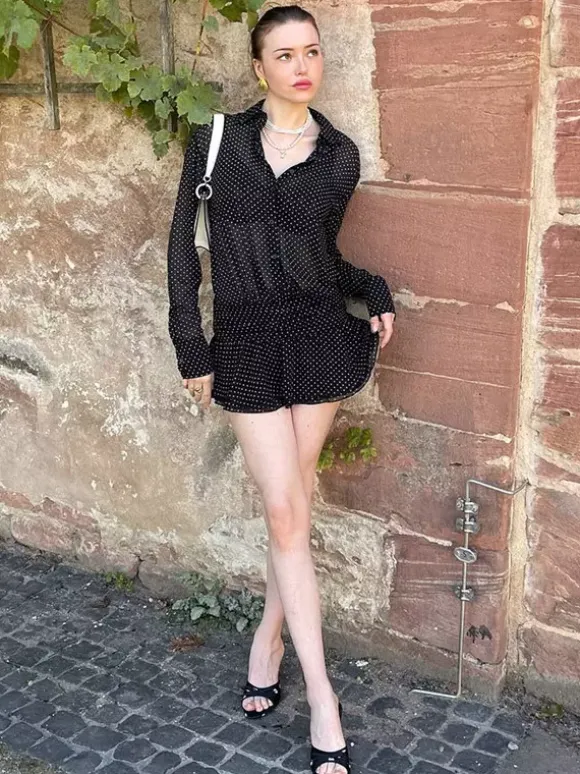 Robe noire décontractée mini plissée à manches longues et col en V pour une soirée en amoureux