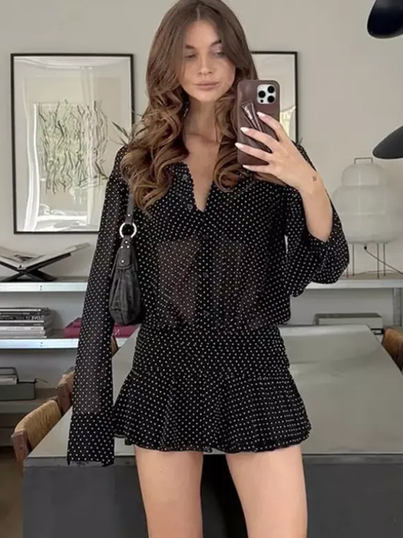 Robe noire décontractée mini plissée à manches longues et col en V pour une soirée en amoureux