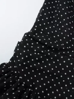 Robe noire décontractée mini plissée à manches longues et col en V pour une soirée en amoureux