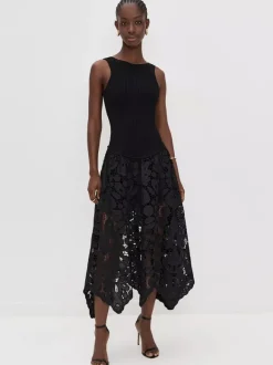 Robe noire sexy midi sans manches à découpe et col rond idéale pour un rendez-vous galant.