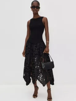 Robe noire sexy midi sans manches à découpe et col rond idéale pour un rendez-vous galant.