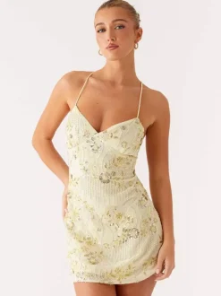 Robe orange cintrée et élégante ornée de sequins floraux parfaite pour les fêtes