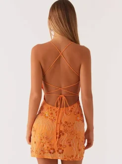 Robe orange cintrée et élégante ornée de sequins floraux parfaite pour les fêtes