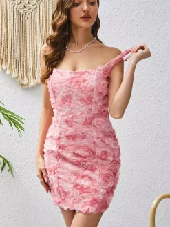 Robe rose sexy mini en dentelle sans manches à bretelles et décolleté plongeant idéale pour une soirée en amoureux.