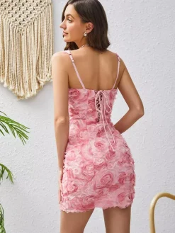 Robe rose sexy mini en dentelle sans manches à bretelles et décolleté plongeant idéale pour une soirée en amoureux.