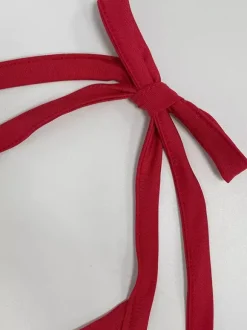 Robe rouge chic mini dos nu plissée à lacets sans manches et col en V pour une soirée en amoureux