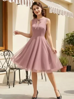Robe rétro bordeaux transparente style années 50 sans manches col rond coupe rockabilly longueur moyenne.