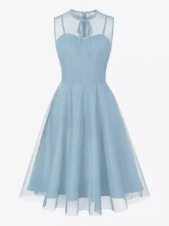 Robe rétro bordeaux transparente style années 50 sans manches col rond coupe rockabilly longueur moyenne.