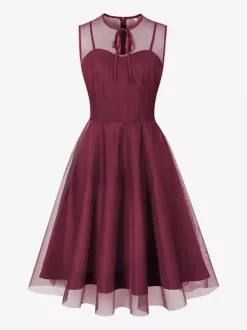 Robe rétro bordeaux transparente style années 50 sans manches col rond coupe rockabilly longueur moyenne.
