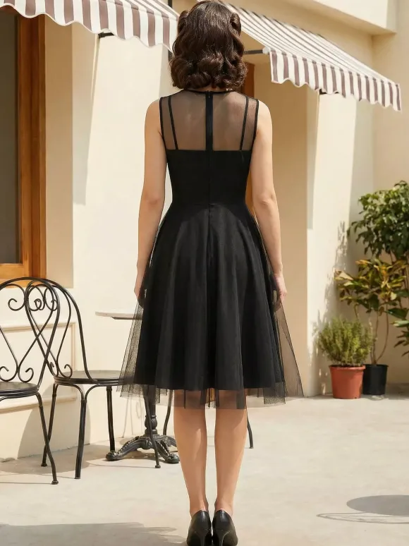 Robe rétro bordeaux transparente style années 50 sans manches col rond coupe rockabilly longueur moyenne.