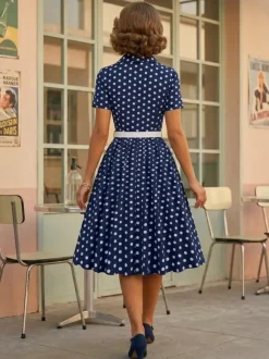 Robe rétro glamour style années 50 col rabattu boutons manches courtes robe trapèze à pois