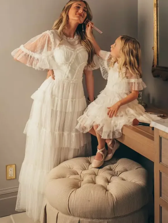 Robes de demoiselle d'honneur blanches en tulle ivoire à manches courtes et décolleté conçu