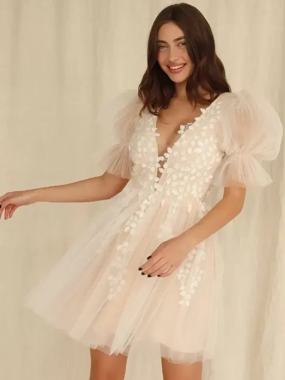 Robes de mariée courtes col en V manches courtes coupe trapèze en tulle