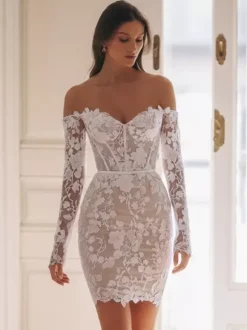 Robes de mariée courtes décolleté en c艙ur manches 3/4 coupe fourreau.