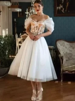 Robes de mariée courtes décolleté en c艙ur manches courtes coupe trapèze longueur thé