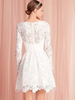 Robes de mariée courtes longueur genou col bijou manches longues coupe trapèze taille naturelle dentelle robe de mariée courte