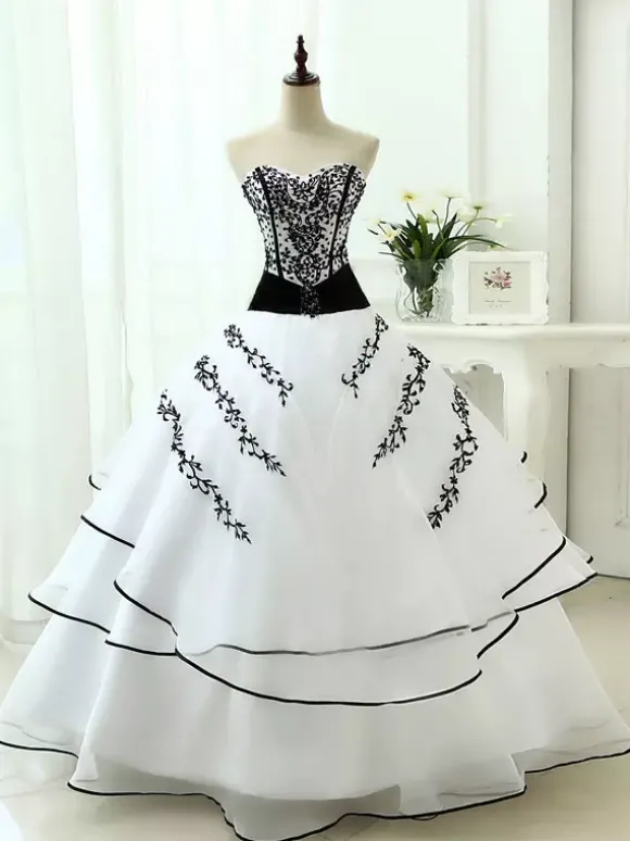 Robes de mariée noires Robe de princesse silhouette sans manches en dentelle organza à traîne Robe de mariage