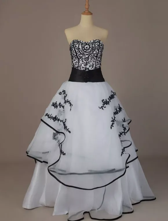 Robes de mariée noires Robe de princesse silhouette sans manches en dentelle organza à traîne Robe de mariage