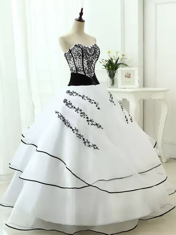 Robes de mariée noires Robe de princesse silhouette sans manches en dentelle organza à traîne Robe de mariage