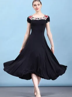 Robes de danse de salon Costume de danse des femmes à manches courtes Floral noir Déguisements Halloween