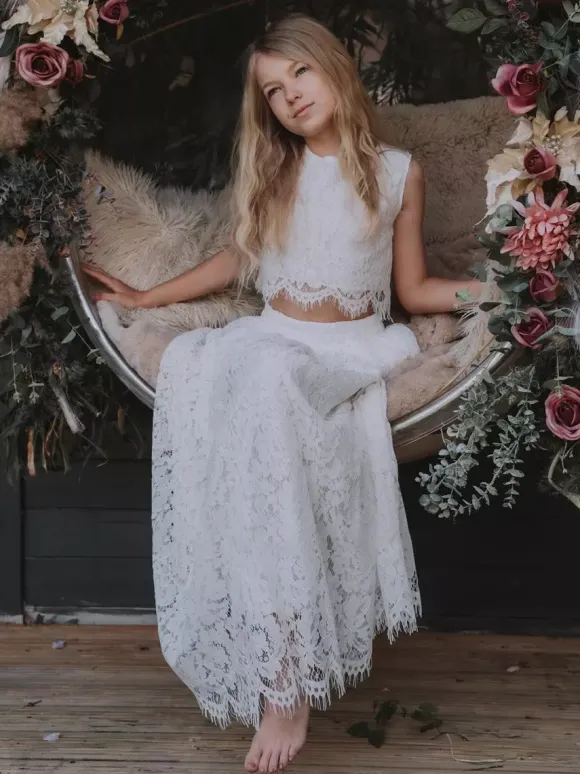 Robes de demoiselle d'honneur blanches deux pièces en dentelle blanche sans manches à col bijou