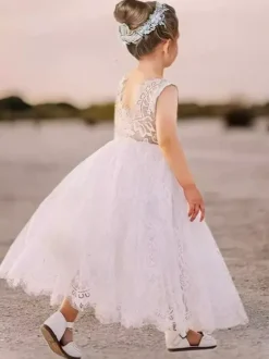 Robes de demoiselle d'honneur blanches en dentelle blanche sans manches à col bijou