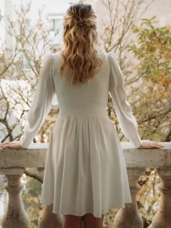 Robes de mariée à col en V manches longues coupe trapèze longueur genou
