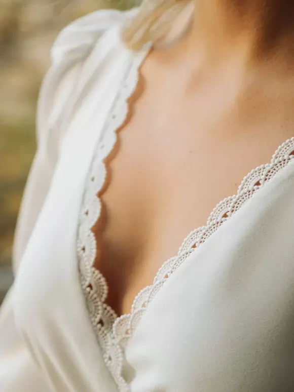 Robes de mariée à col en V manches longues coupe trapèze longueur genou