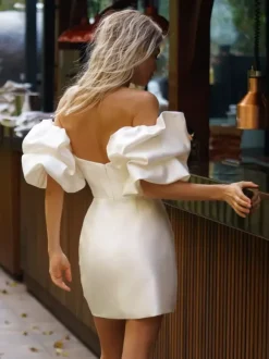 Robes de mariée courtes décolleté en c艙ur manches courtes taille naturelle tissu satiné robe de mariée courte