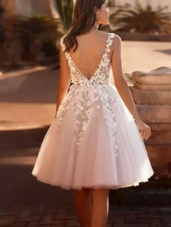 Robes de mariée courtes en tulle longueur genou col en V sans manches coupe trapèze taille naturelle