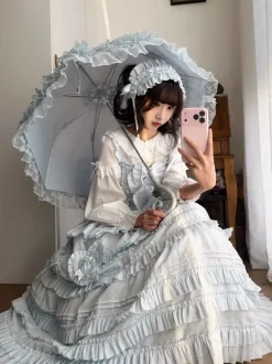 Robe Sweet Lolita avec ceinture en dentelle et volants longueur thé.
