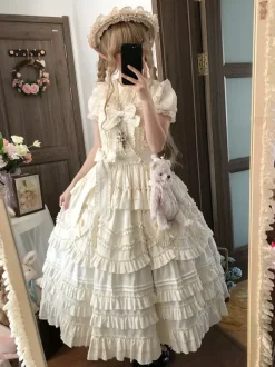 Robe Sweet Lolita avec ceinture en dentelle et volants longueur thé.