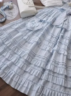 Robe Sweet Lolita avec ceinture en dentelle et volants longueur thé.
