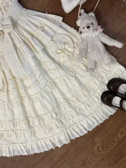 Robe Sweet Lolita avec ceinture en dentelle et volants longueur thé.