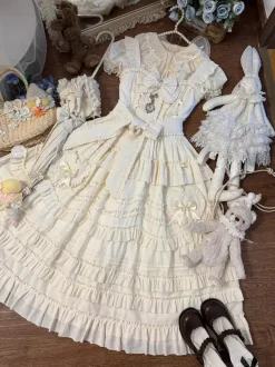 Robe Sweet Lolita avec ceinture en dentelle et volants longueur thé.